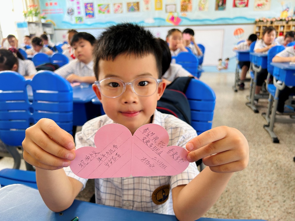 開學(xué)報到當(dāng)天的報道_html_7fc1246.jpg 開學(xué)報到當(dāng)天的報道_html_7fc1246.jpg